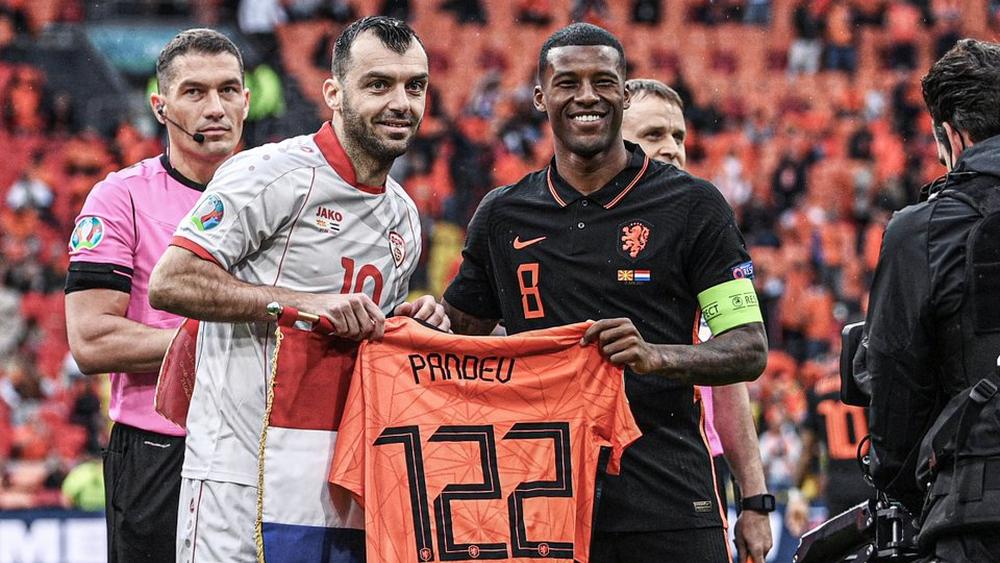 المنتخب الهولندي يكرم قائد مقدونيا الشمالية "بانديف" في ليلة اعتزاله والأخير يغادر الملعب وسط "ممر شرفي" من زملائه