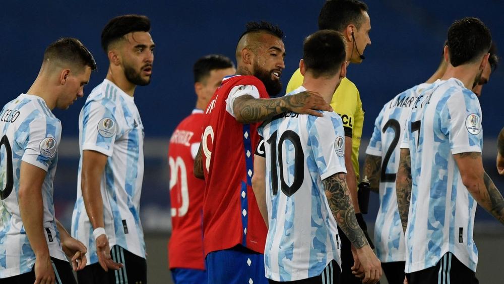 فيدال: "أعتقد أن ميسي سيستمر مع برشلونة لكنني غير متأكد من ذلك"