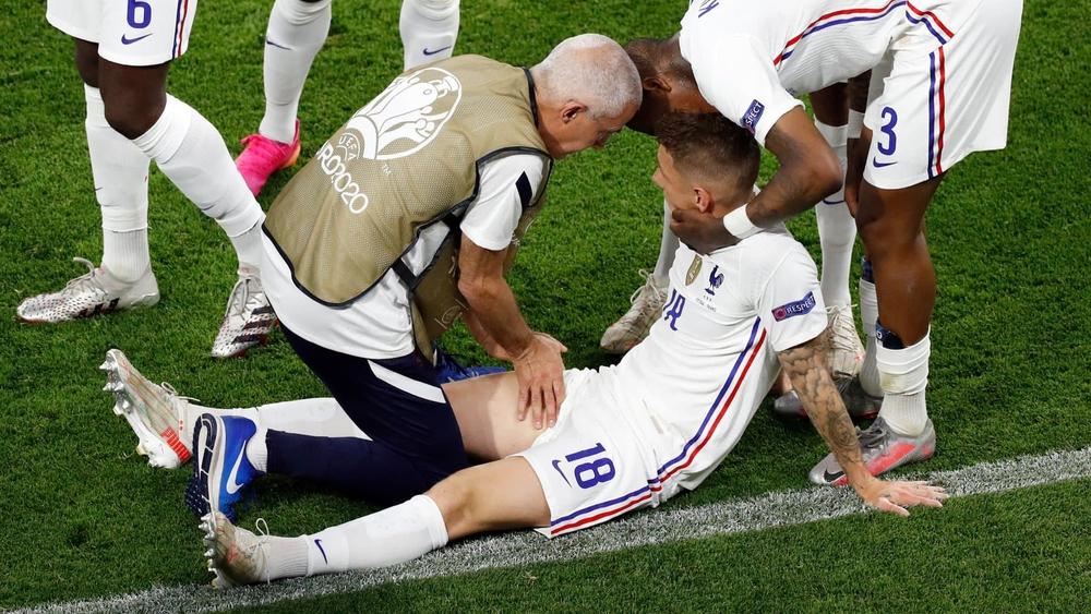 "أزمة دفاعية" تضرب منتخب فرنسا.. دين مهدد بالغياب عن باقي مباريات "اليورو" والشكوك تحوم حول هيرنانديز