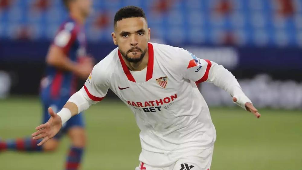 النصيري "يرفض الاستماع" لعروض الأندية الإنجليزية ويؤكد رغبته بالبقاء في إشبيلية