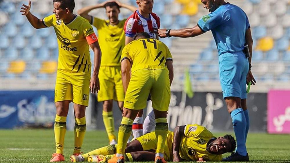 لاعب "الماص" لحسن الكربي يتعرض لإصابة خطيرة  في مباراة "الماط" والشوط الأول ينتهي بدون أهداف