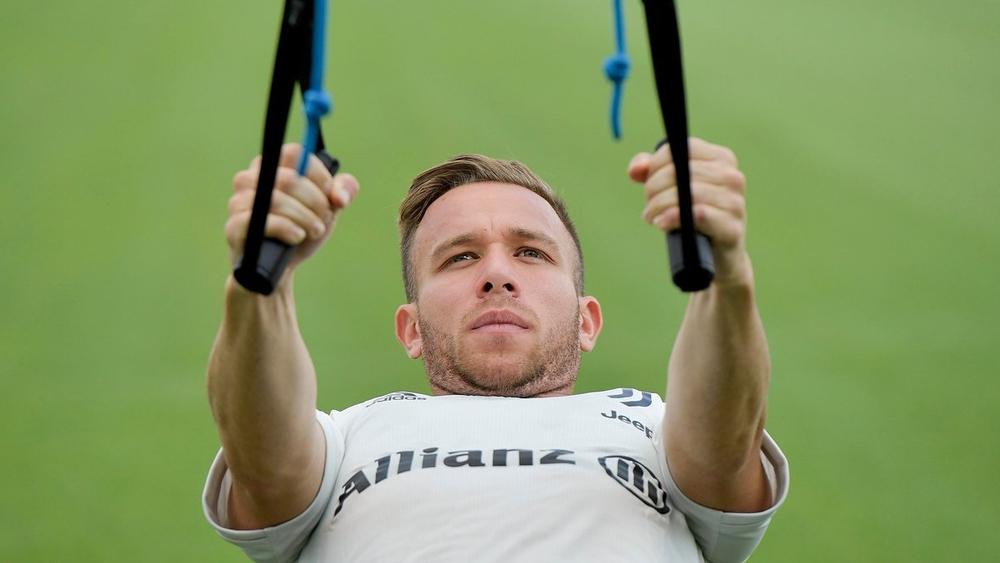 بعد ضم فينالدوم واقترابه من التعاقد مع حكيمي ودوناروما.. سان جيرمان يبدي اهتمامه بالبرازيلي آرتور