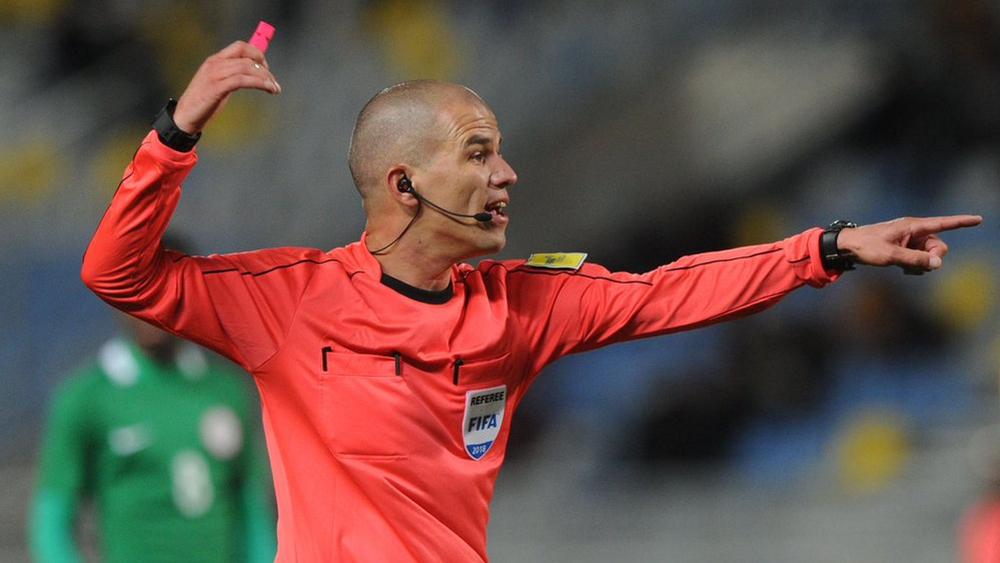 الـ"كاف" يختار الحكم الجنوب أفريقي "فيكتور غوميز" لقيادة نهائي الكونفدرالية بين الرجاء الرياضي وشبيبة القبائل والزامبي "جاني سيكازوي" في غرفة الـ"VAR"