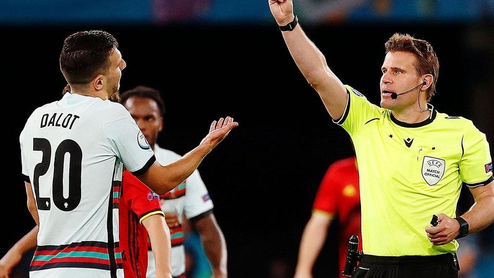 "اليويفا" تعين الألماني بريش حكما لمباراة أوكرانيا وإنجلترا وتختار الهولندي كويبرس لقيادة مواجهة التشيك والدنمارك