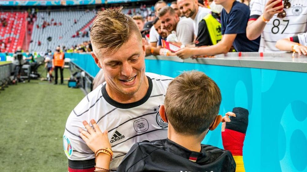 رسميا/ كروس يعتزل اللعب دوليا: "أريد أن أقضي وقتا أكثر مع زوجتي وأطفالي.. شكرا للمنتقدين الذين يمنحوني طاقة إضافية"