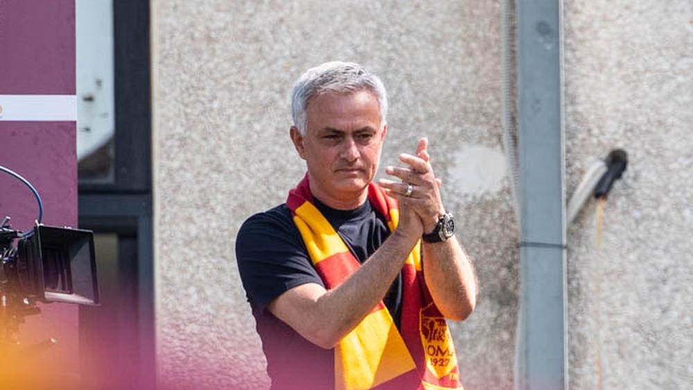 مورينيو يحظى باستقبال حافل من مشجعي "الذئاب" لحظة وصوله إلى روما