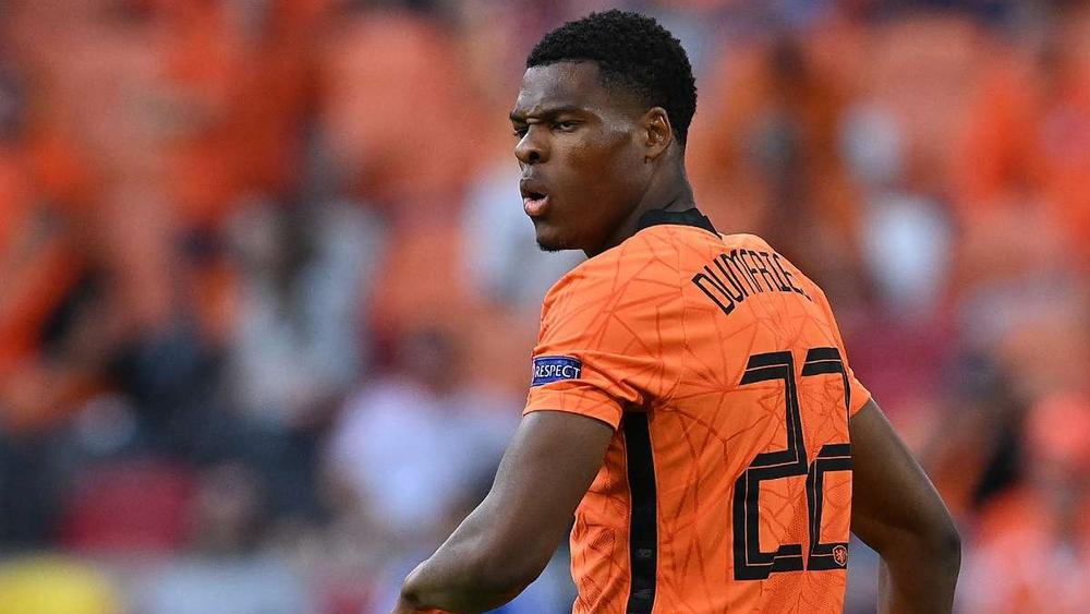 الإنتر يرغب في ضم الهولندي "دينزل دومفريس" بعد تألقه في "يورو 2020"
