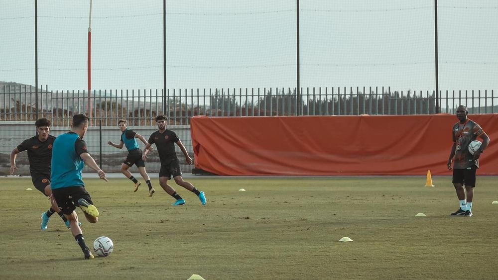 نهضة بركان يجري أول حصة تدريبية تحت قيادة إيبينغي تأهبا لمواجهة اتحاد طنجة في البطولة الاحترافية "إنوي"