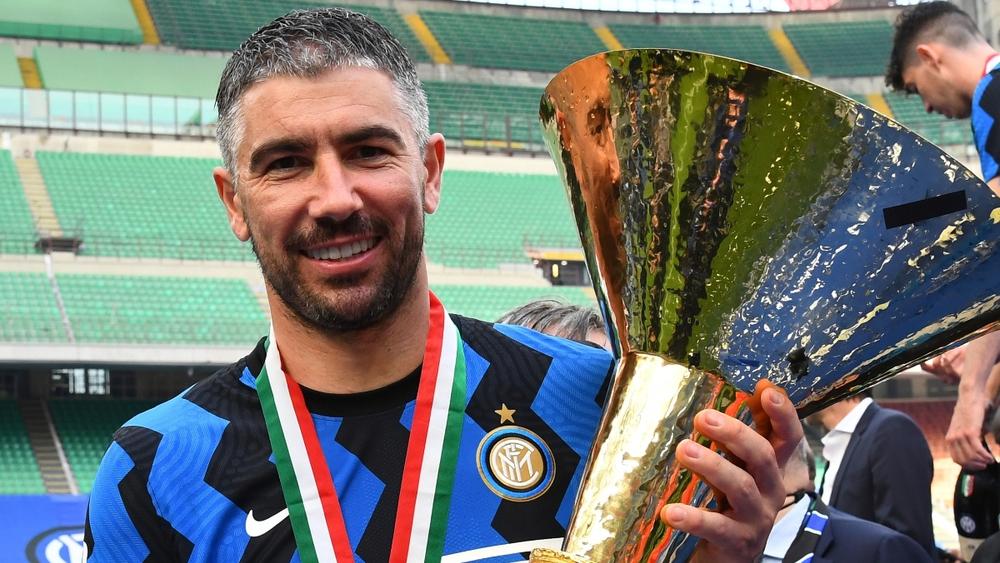 الإنتر يُجدد عقد ألكسندر كولاروف لمدة عام واحد