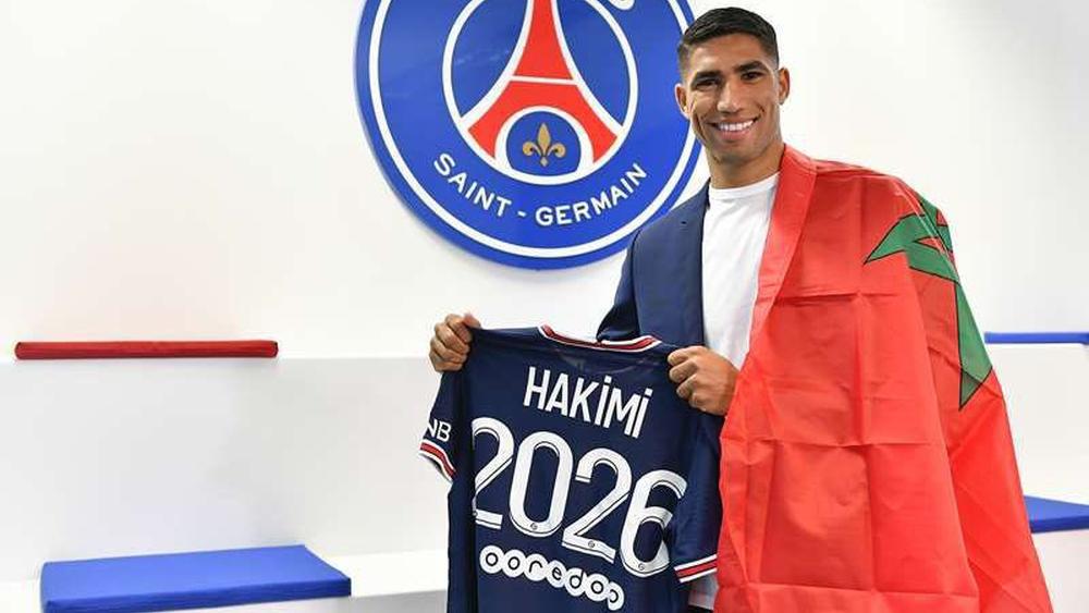 حكيمي يحرص على ارتداء العلم المغربي أثناء مراسم تقديمه لاعباً جديداً لسان جيرمان