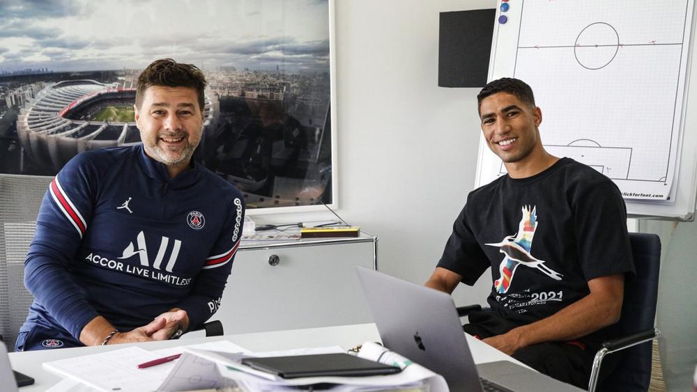 حكيمي يُدشِّن يومه الأول بباريس سان جيرمان بملاقاة مدربه بوكيتينو