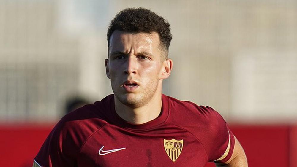 أسامة إدريسي يعود لتدريبات إشبيلية و"مستقبله مجهول" مع الفريق الأندلسي