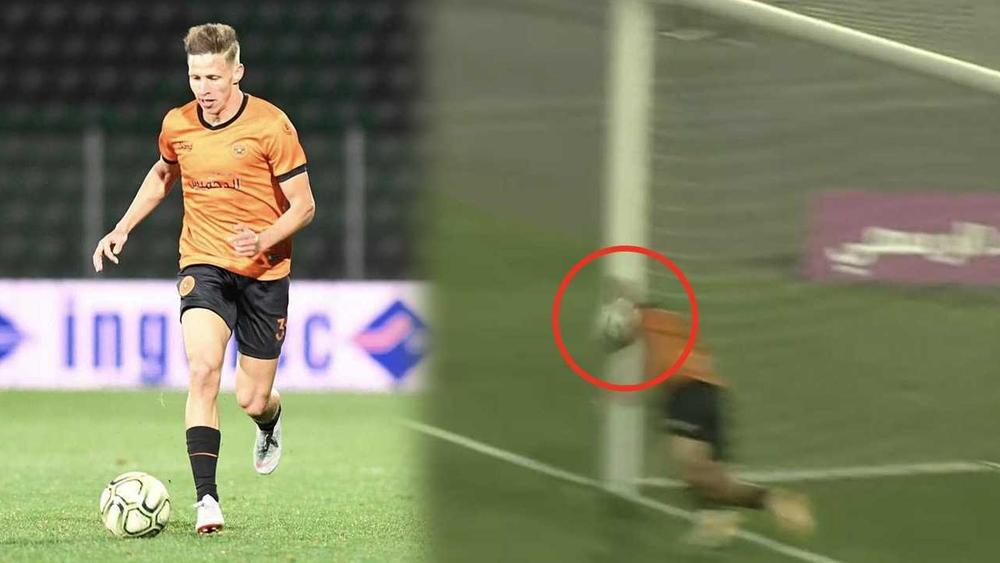 بعد تصدي باعدي لكرة متجهة للشباك.. لاعبو ا. طنجة يحتجون على التحكيم بسبب عدم الإعلان عن ضربة جزاء والمباراة تجرى دون تقنية الفيديو