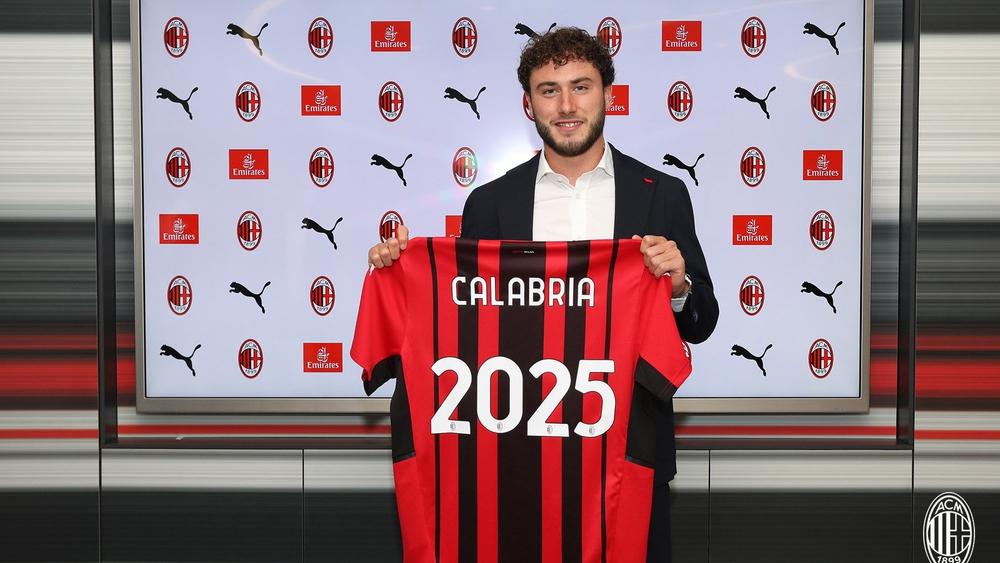 ميلان يُجدد عقد مُدافعه "كالابريا" حتى عام 2025