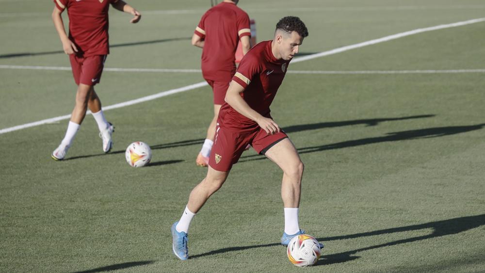 بحثًا عن "فرصة ثانية" مع إشبيلية.. إدريسي تدرب لمدة أسبوع كامل قبل بدء المعسكر الإعدادي مع باقي زملائه