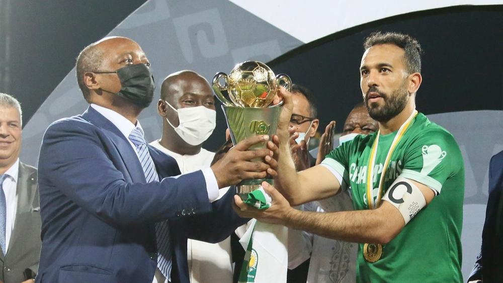 محملا بكأس الكونفدرالية.. فريق الرجاء الرياضي يحط الرحال بمطار محمد الخامس في السابعة صباحا من يومه الأحد