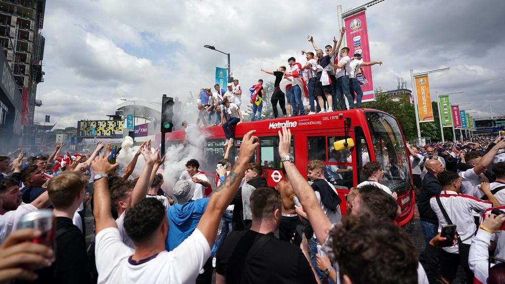 "مواجهات" بين مشجعين ورجال الأمن بالقرب من "ويمبلي" قبل انطلاق نهائي "يورو 2020"