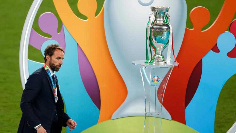 مدرب إنجلترا يؤكد حاجته إلى وقت للتفكير في مستقبله