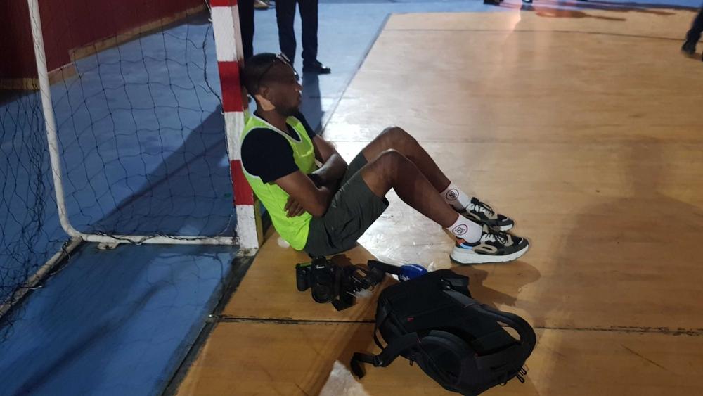 المصور الصحفي لجريدة "البطولة" عبد المالك يميني يتعرّض لاعتداء "همجي" من حارس ولاعب نهضة بنمسيك لـ"الفوتسال"