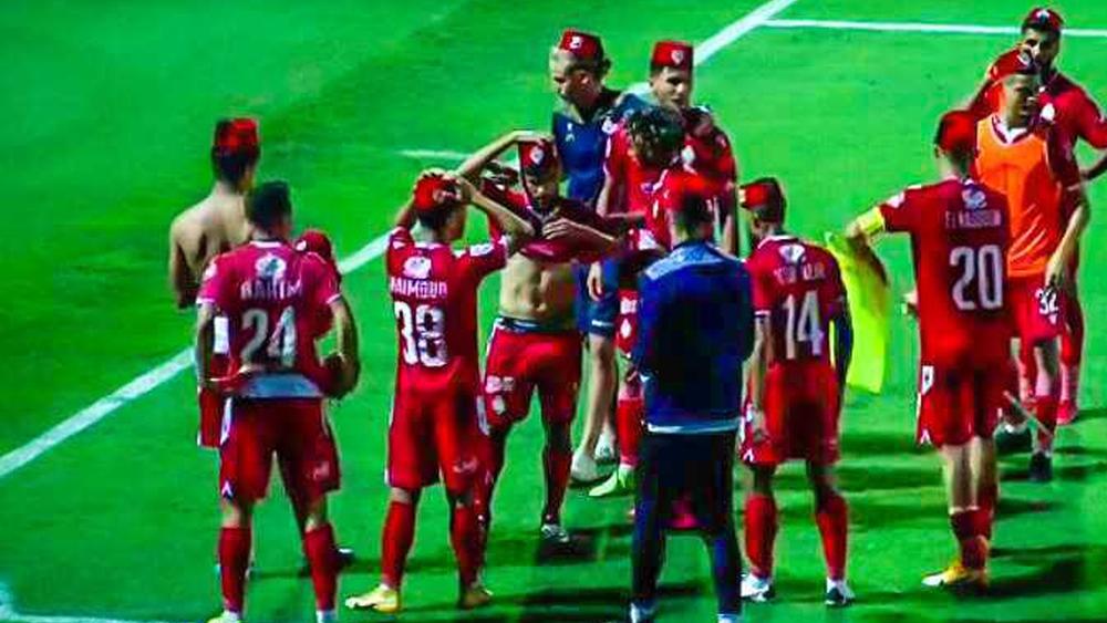 "الطربوش المغربي" حاضر كالعادة في احتفالات الوداد بدرع البطولة الـ21