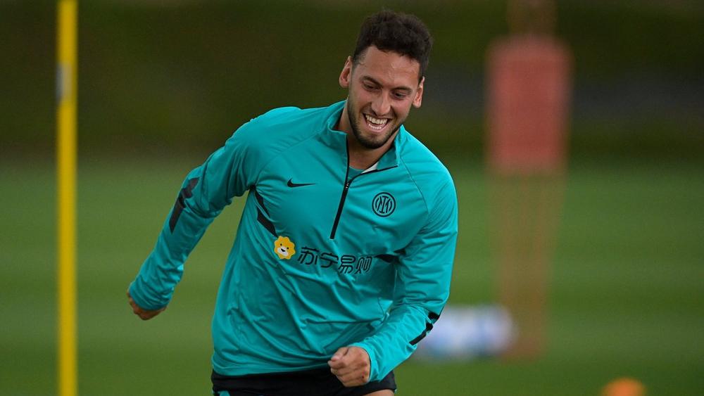 تشالهان أوغلو: "لست أول أو آخر من ينتقل من ميلان إلى الإنتر.. أركز فقط على مستقبلي"