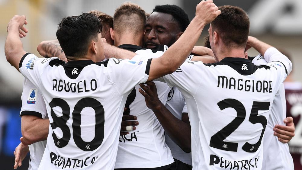 "فيفا" يعاقب سبيزيا الإيطالي بـ"منعه" من التعاقدات بسبب تعاقده مع لاعبين نيجيريين قصّر