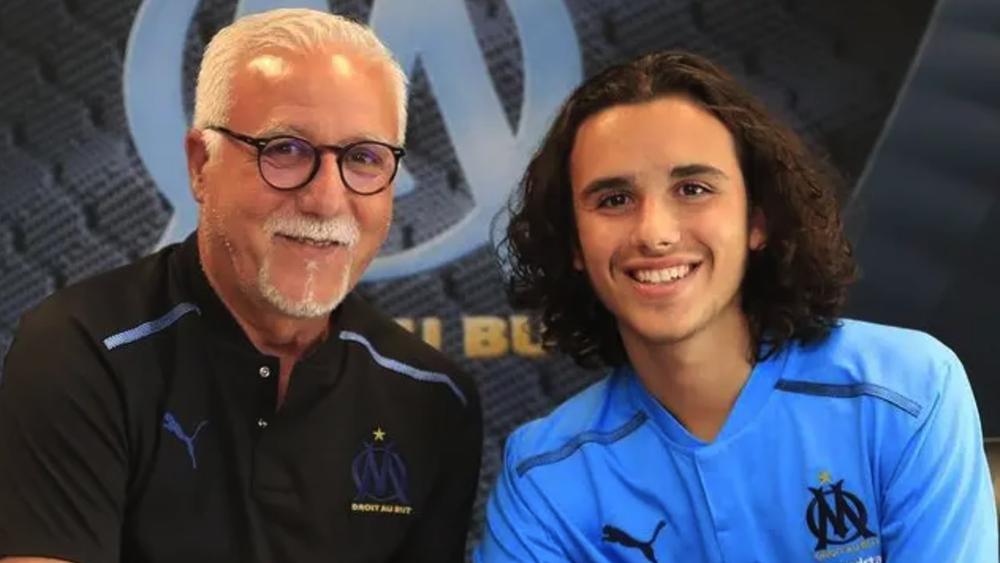 شقيق ماتيو غندوزي يُوقّع أول عقد احترافي مع أولمبيك مارسيليا بحضور ناصر لارغيت