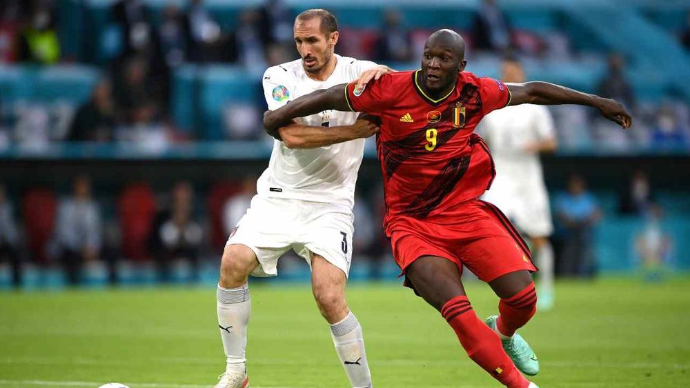 لوكاكو ردًا على متابع استفزه بسبب كيليني: "تذكر أنني بطل إيطاليا مع إنتر"