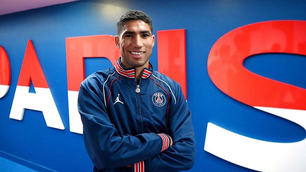 صحيفة بريطانية: "حكيمي فضّل باريس سان جيرمان على تشيلسي لتقاضي راتب بقيمة 9 ملايين يورو سنويًا"