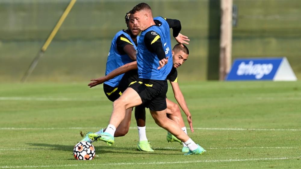 بعد إلغاء مباراتهم أمام رويجدا الإيرلندي.. لاعبو تشيلسي يخوضون مواجهة فيما بينهم انتهت بالتعادل (1-1) وزياش يقدم "تمريرة حاسمة"