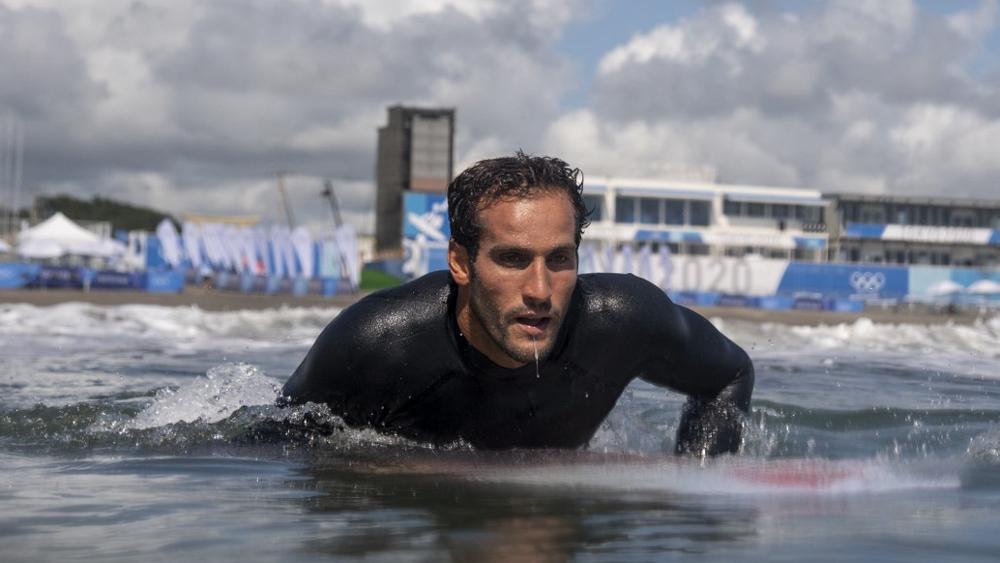 المغربي بوخيام يودِّع أولمبياد "طوكيو 2020" بهزيمته ضد الفرنسي بوريز في رياضة ركوب الأمواج