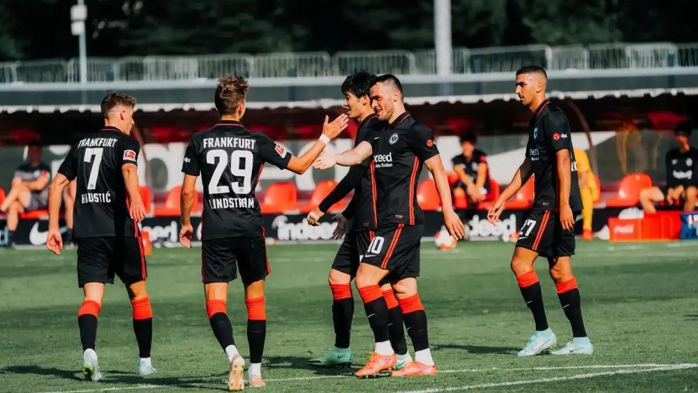 فرانكفورت يخوض "معركة قضائية" من أجل السماح بحضور جماهيره في مباراة ودية