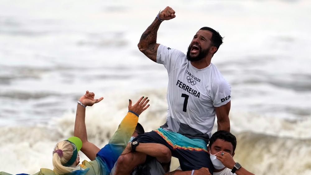 البرازيلي "إيتالو فيريرا" يحرز الميدالية الذهبية ويُصبح "أول بطل أولمبي" في رياضة ركوب الأمواج