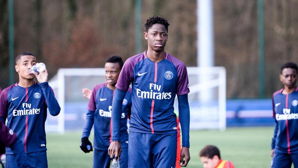 "تشاديل بيتشيابو" (16 سنة) مدافع سان جيرمان الشاب يخطف الأنظار بسبب بنيته الجسمانية.. 1,96 متر و100 كيلوغرام!