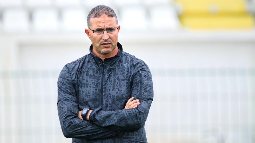 بعد ثلاث سنوات من المنافسة على الصعود للقسم الأول.. أولمبيك الدشيرة يفسخ عقد مدربه عبد الكريم الجيناني بالتراضي