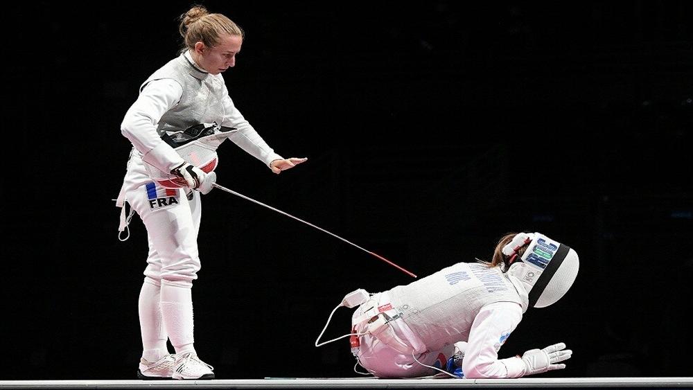 بعد أن تحاملت على إصابتها لمنح بلادها ميدالية ذهبية في الأولمبياد..الروسية مارتيانوفا بطلة المبارزة تغادر باكية على "كرسي متحرك"