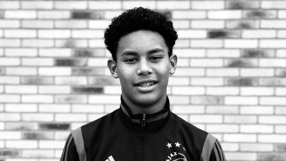 وفاة لاعب أكاديمة أياكس "نواه" (16 سنة) وشقيقه في حادث سير!