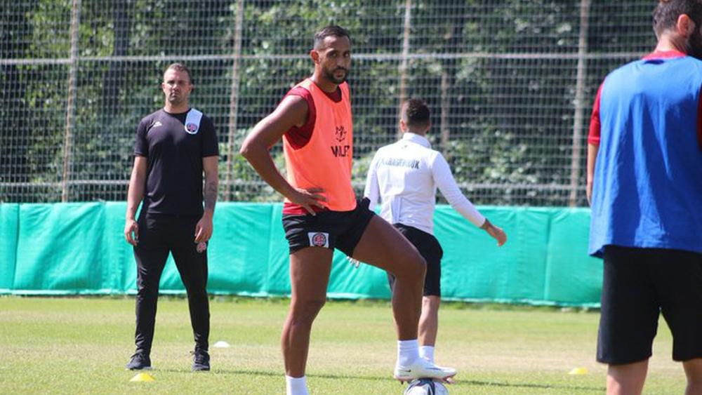 بنعطية يخوض أول حصة تدريبية مع فريقه الجديد كاراجومروك