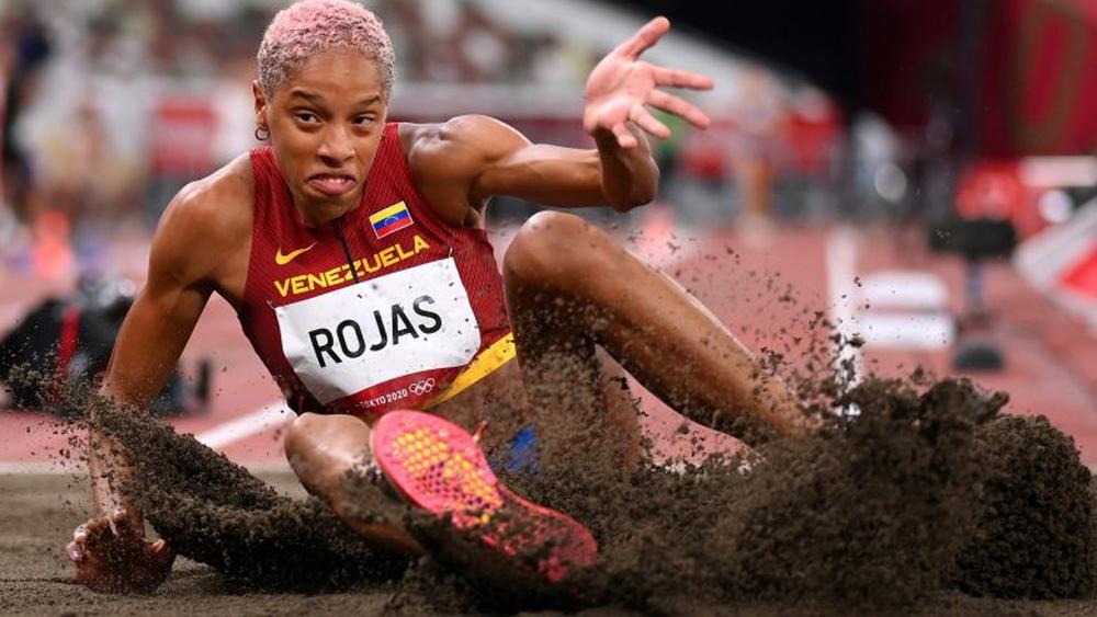 روخاس تحطم الرقم القياسي الأولمبي لـ"الوثب الثلاثي"