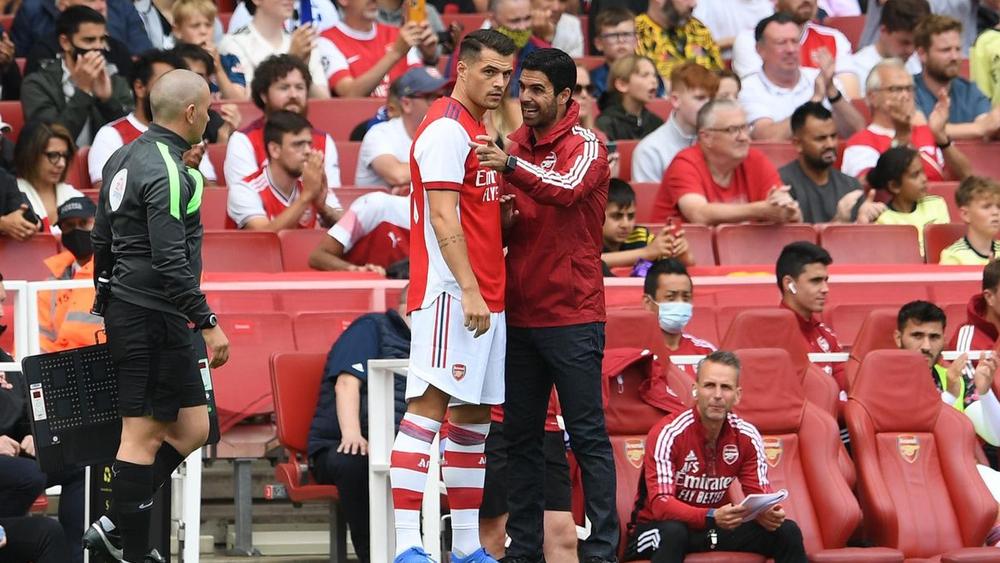 أرتيتا يؤكد بقاء تشاكا مع أرسنال وينفي انتقاله إلى روما