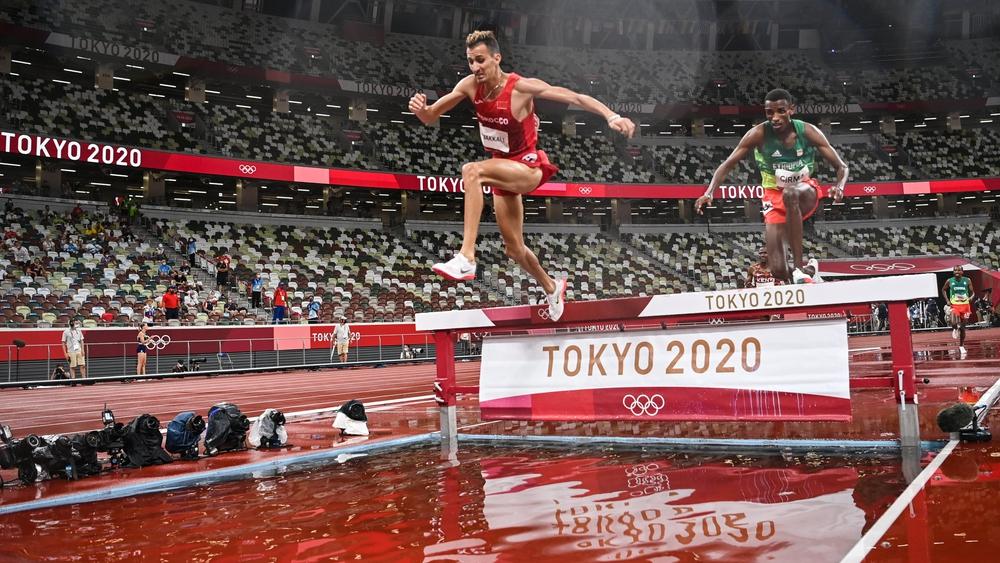 بين مهنئ ومفتخر.. لاعبو المنتخب المغربي لكرة القدم يتفاعلون مع تتويج البقالي بذهبية 3000 متر موانع