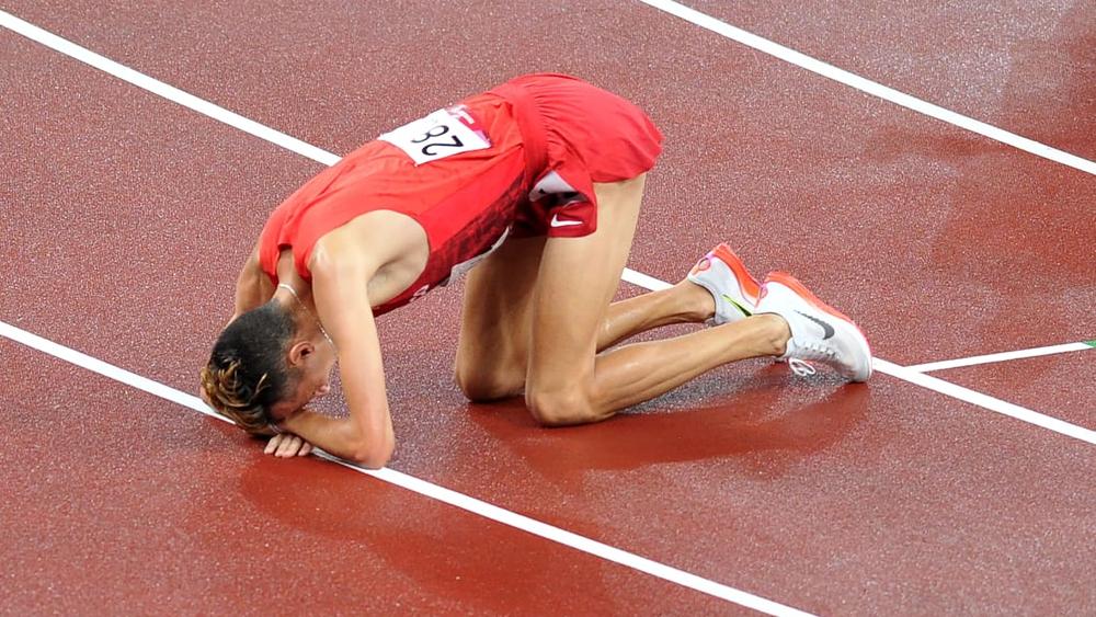 أب البقالي: "أسبوع وَانا مْريض بْسباب السِّباق.. لْبارح كْنا مقلقين واليوم حْنا فرحانين وتنقول للمغاربة ذهبية 1500 متر حتى هي جَايَّة"