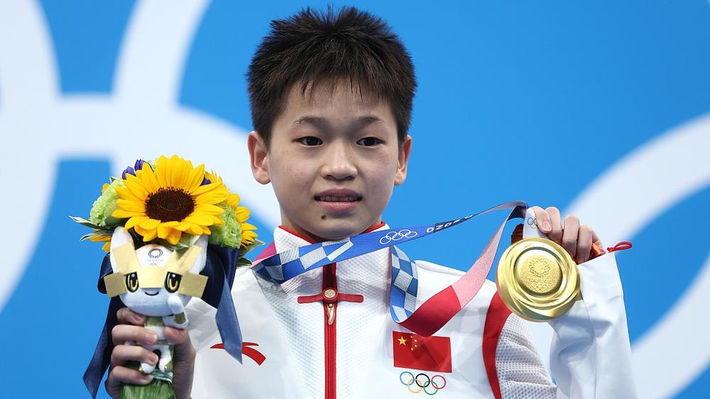 الصينية "هونغ تشان" تفوز بالميدالية الذهبية في أولمبياد "طوكيو 2020" وعمرها 14 سنة فقط!