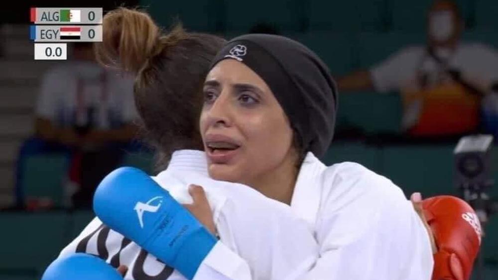 في تضامن عربي صريح.. بطلة الجزائر في الكاراتيه رفضت قتال صاحبة الذهبية “فريال أشرف” لمساعدتها على التتويج بميدالية