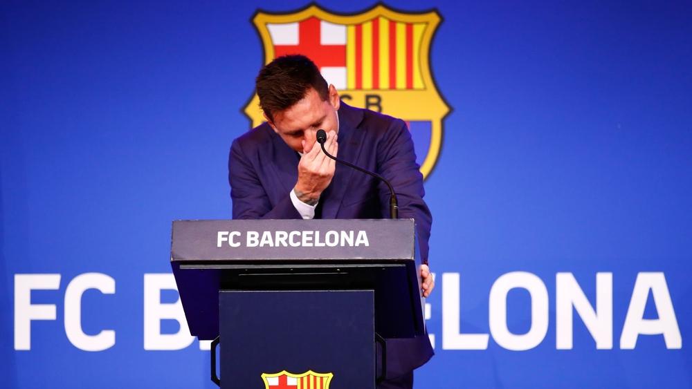 ميسي "يذرف الدموع" خلال "مؤتمر وداعه" لنادي برشلونة