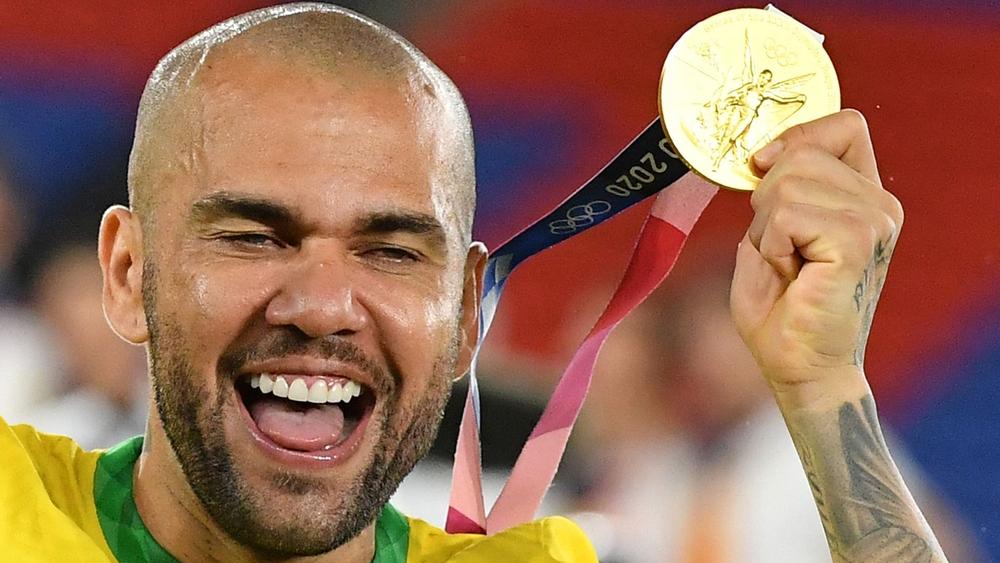 البرازيلي داني ألفيس (38 عامًا) بعد تتويجه بـ"الذهب الأولمبي": "لدي دوافع لاعب عمره 23 عامًا وأسعى لتحقيق أشياء كثيرة في كرة القدم"