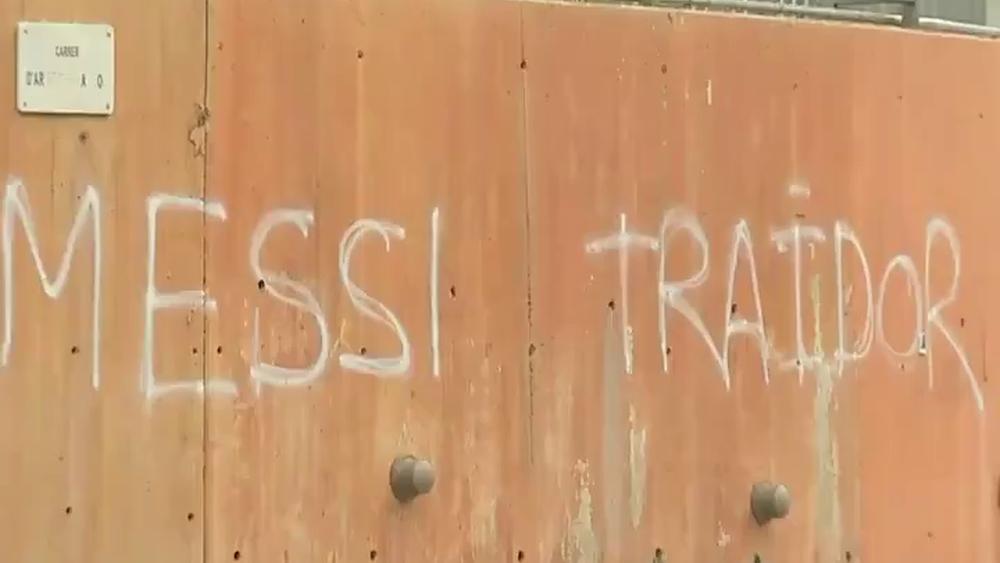 عبارة "ميسي خائن" تنقش على جدران ملعب "كامب نو" وإدارة برشلونة تسارع لإزالة الجملة "المسيئة" للأرجنتيني