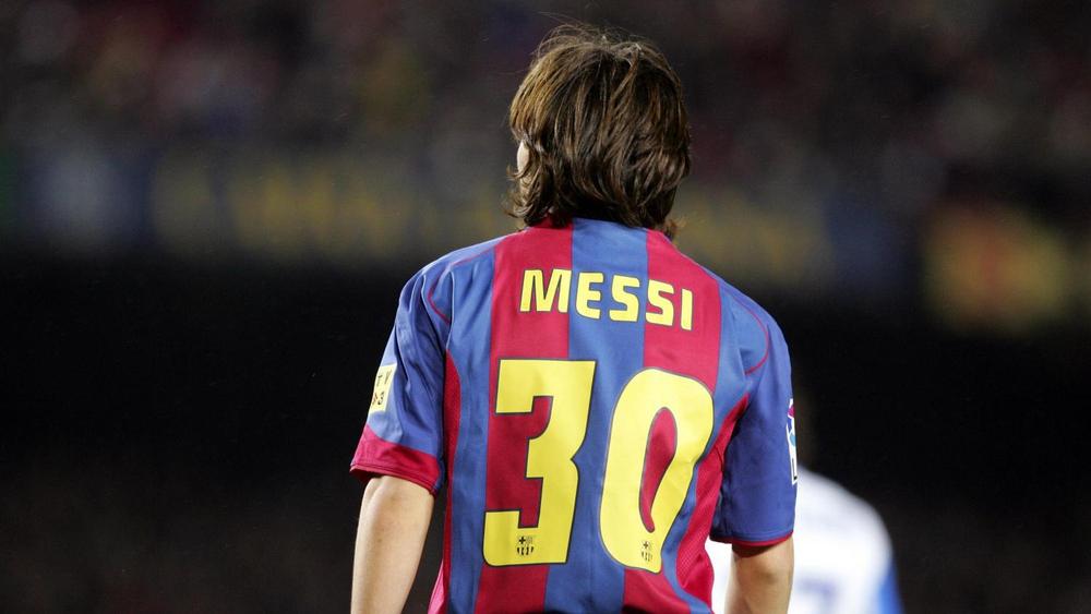 ميسي قد يرتدي الرقم "30" في باريس سان جيرمان.. القميص الذي بدأ به مشواره مع برشلونة