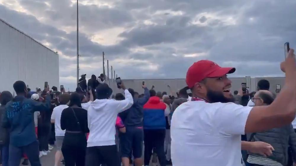 منتظرين وصول ميسي.. مشجعو باريس سان جيرمان يتجمعون بالمطار لليوم الثاني تواليًا "دون أثر" للأرجنتيني!