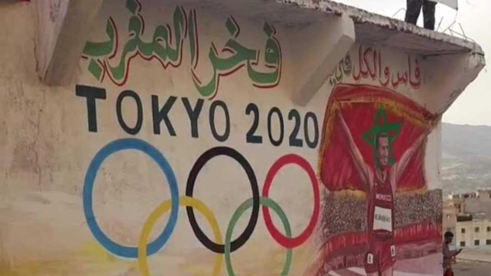 رسم جدارية للبقالي وسط أحد أحياء فاس تتضمن عبارة "فخر المغرب"